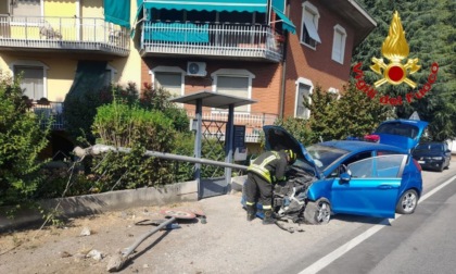 Si schianta contro un palo dell'illuminazione, ferito un 61enne