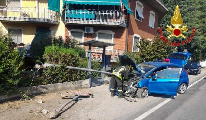 Si schianta contro un palo dell’illuminazione, ferito un 61enne