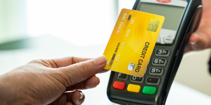 Trova una carta di credito e inizia le compere, 18enne nei guai