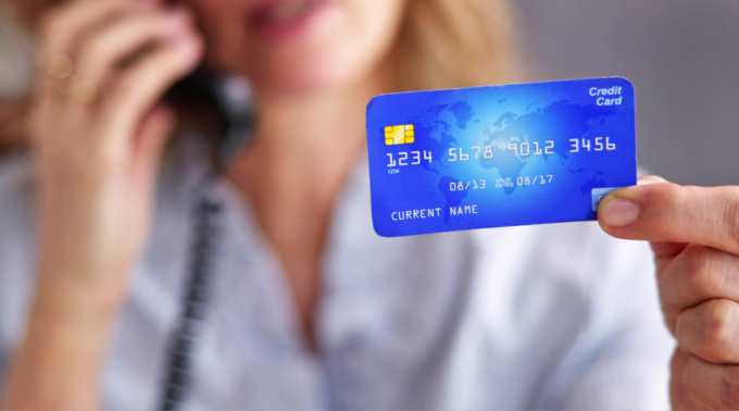 Si finge agente di recupero crediti e convince una donna ad autorizzare bonifici per 2mila euro