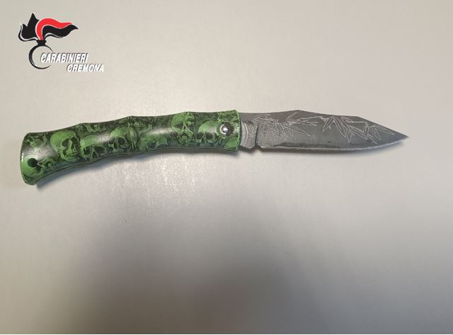 In giro di notte con un coltello in tasca, scatta la denuncia per un 26enne