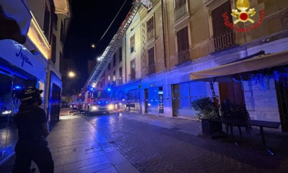 Cornicione pericolante in centro a Cremona, sul posto i Vigili del Fuoco