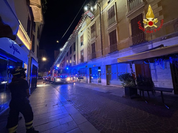Cornicione pericolante in centro a Cremona, sul posto i Vigili del Fuoco