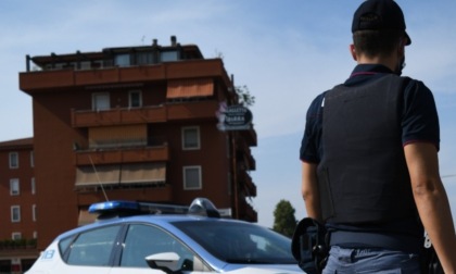 Litiga con l'ex marito poi tenta di lanciarsi dal balcone, salvata in extremis