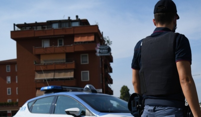 Litiga con l’ex marito poi tenta di lanciarsi dal balcone, salvata in extremis
