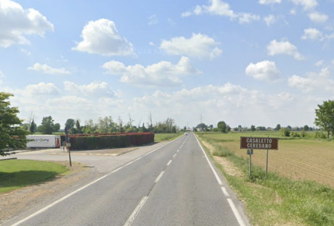 Furgone esce di strada e colpisce un’auto, conducente 22enne finisce in ospedale a Cremona
