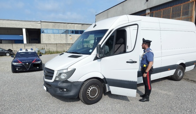 Al volante di furgone rubato non si ferma all’alt, lungo inseguimento nella notte: poi scappa nei campi