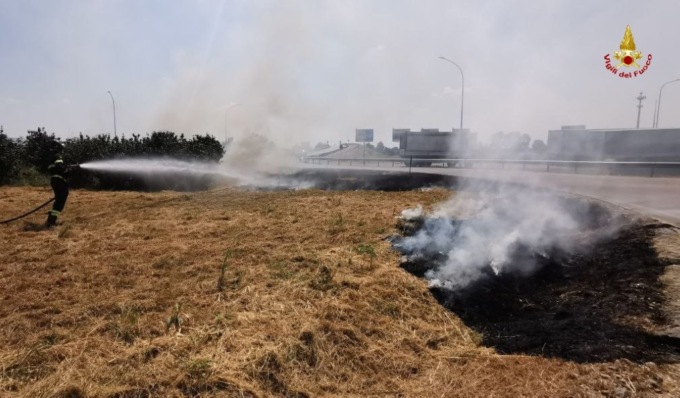 Sterpaglie a fuoco alla rotonda, automobilisti chiamano i soccorsi