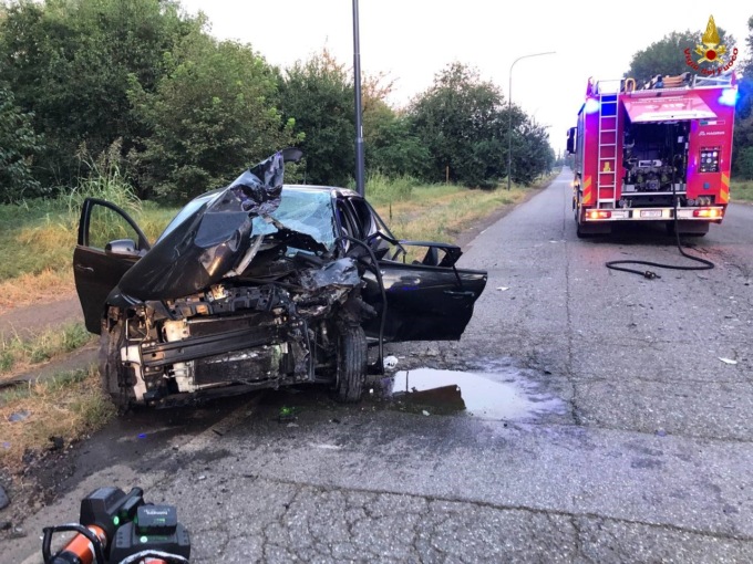 Incidente mortale, conducente 50enne perde la vita nello scontro frontale