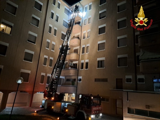 Pavimento allagato e pioggia dal soffitto, l’intervento dei Vigili del Fuoco