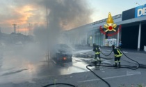 Auto in fiamme nel parcheggio del Decathlon, vigili del fuoco in azione