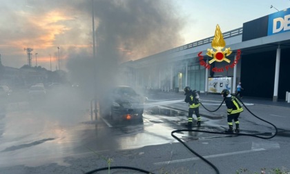 Auto in fiamme nel parcheggio del Decathlon, vigili del fuoco in azione