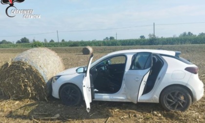 Auto non si ferma all'alt e finisce la sua corsa contro una balla di fieno, 22enne trovato con 94 dosi di cocaina