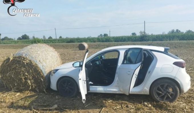 Auto non si ferma all’alt e finisce la sua corsa contro una balla di fieno, 22enne trovato con 94 dosi di cocaina