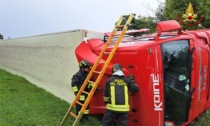 Perde il controllo del tir, esce di strada e si ribalta a lato carreggiata