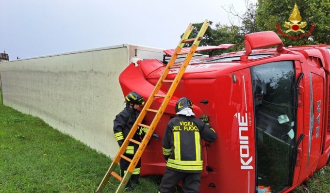 Perde il controllo del tir, esce di strada e si ribalta a lato carreggiata