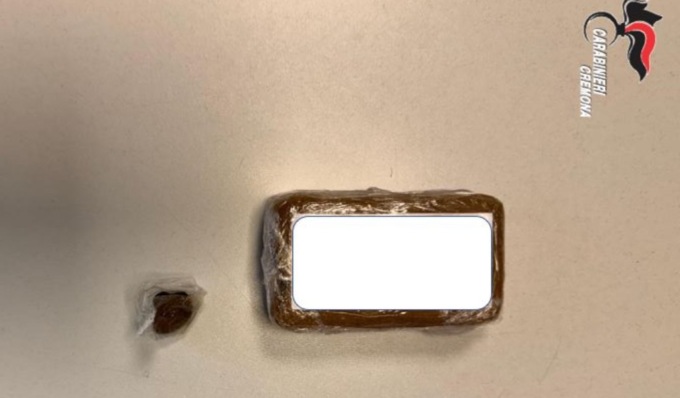 Trovato con quasi un etto di hashish, denunciato 31enne per spaccio