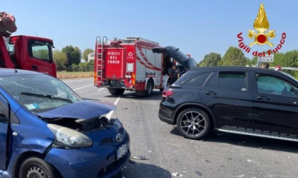 Schianto tra due vetture sulla statale: tre feriti, uno in ospedale in elisoccorso