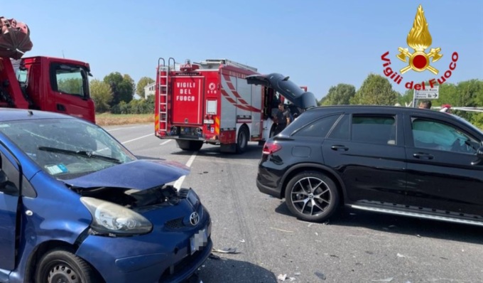 Schianto tra due vetture sulla statale: tre feriti, uno in ospedale in elisoccorso