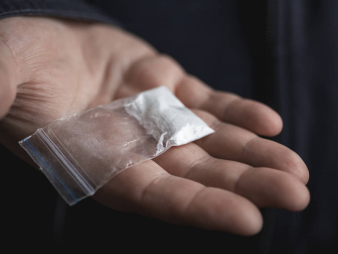 Trovato in possesso di droga alla guida, scatta la denuncia e il ritiro della patente