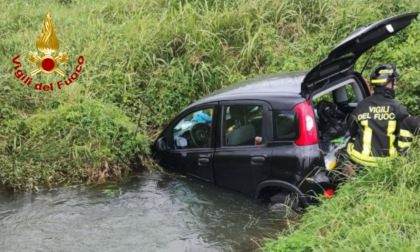 Finiscono con l'auto in un canale pieno d'acqua, due anziani in ospedale