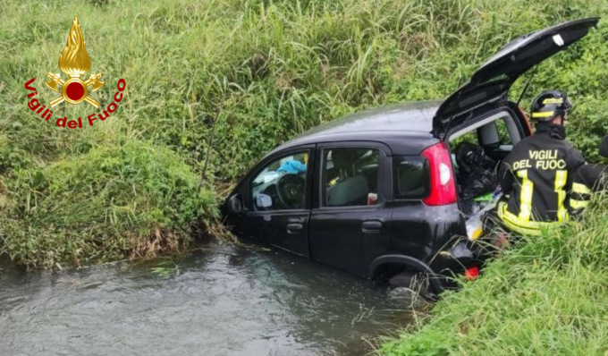Finiscono con l’auto in un canale pieno d’acqua, due anziani in ospedale