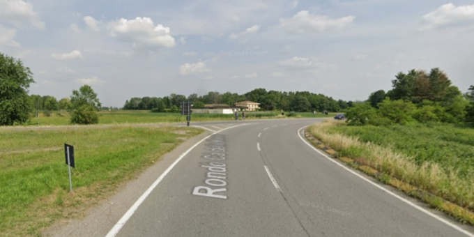 Perde il controllo del mezzo e finisce fuori strada ribaltandosi, 40enne in ospedale
