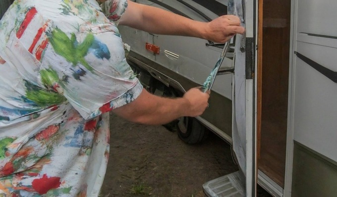 Tenta di forzare la serratura di un camper, il proprietario urla e lo mette in fuga