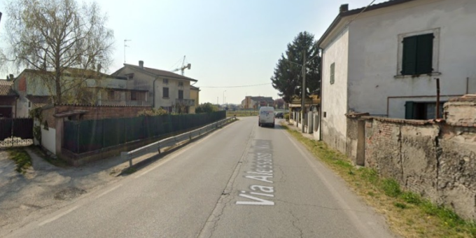 Perde il controllo del veicolo e causa un frontale, ferite tre persone sulla Sp358