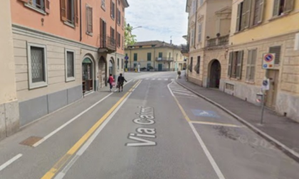 Anziano 87enne urtato da un'auto mentre percorreva la ciclabile: accompagnato all'ospedale