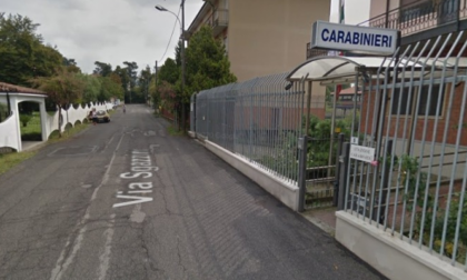 Scoppia la rissa vicino alla caserma dopo un chiarimento tra ex, coinvolte 10 persone