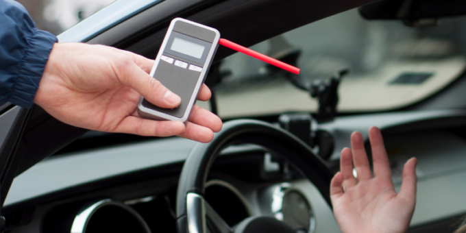Coinvolta in un incidente, rifiuta di sottoporsi al test dell’etilometro: 59enne nei guai
