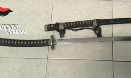 Durante una discussione minaccia il vicino con una katana, denunciato un 40enne