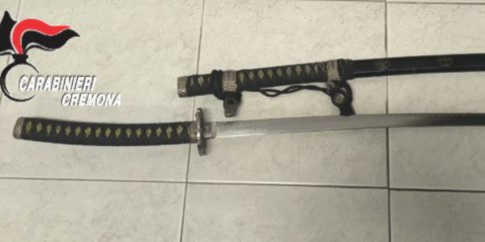 Durante una discussione minaccia il vicino con una katana, denunciato un 40enne