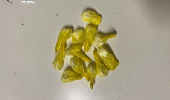 In moto di notte a fari spenti, in tasca e nel vano portaoggetti nasconde dosi di cocaina
