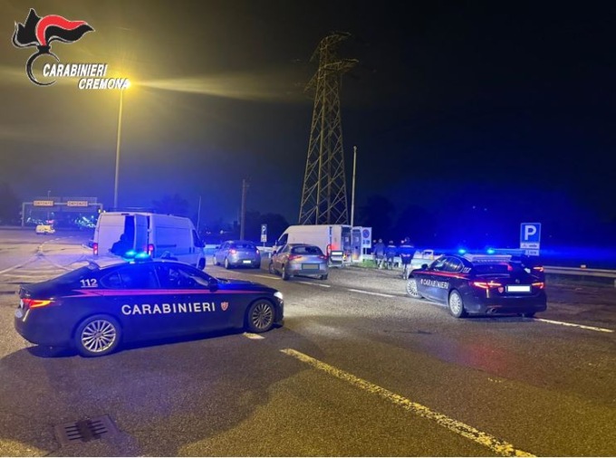 Scatta l’inseguimento in autostrada, due furgoni rubati: fermato un 32enne