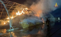 Maxi incendio in azienda agricola, in fiamme 800 rotoballe di fieno