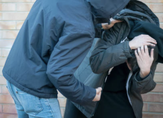 Rissa tra ragazzi in Piazza Roma a Cremona, 31enne interviene e lo colpiscono con una bottigliata
