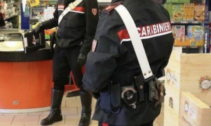 Crea il caos in due supermercati di Cremona e se la prende con i Carabinieri, 47enne denunciato