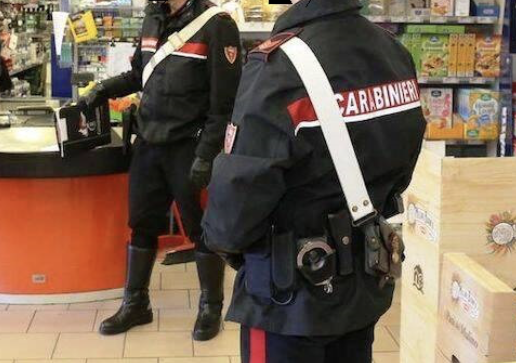 Crea il caos in due supermercati di Cremona e se la prende con i Carabinieri, 47enne denunciato