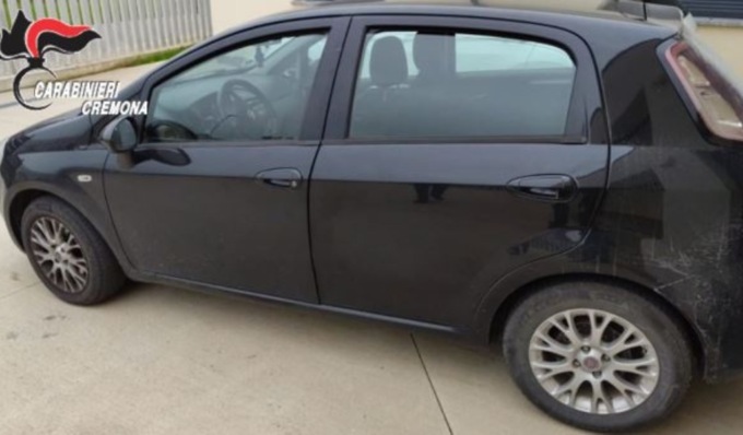 Abbandonano l’auto rubata sui binari del treno, poi si danno alla fuga nei campi