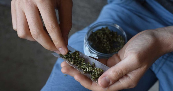 Beccati con la droga nel parcheggio coperto, giovani nei guai a Cremona