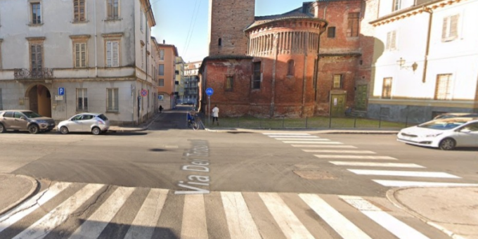A bordo del monopattino non rispetta lo stop, 17enne travolto da un’auto in corsa