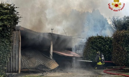 Auto prende fuoco nel garage, proprietario tenta di portarla in salvo e rimane ustionato