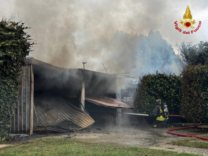 Auto prende fuoco nel garage, proprietario tenta di portarla in salvo e rimane ustionato