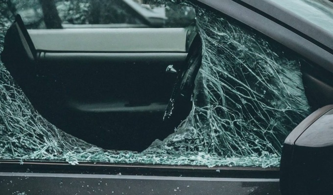 Rompe il finestrino di un’auto e ruba la borsa lasciata sul sedile, ladro 24enne incastrato dalle telecamere