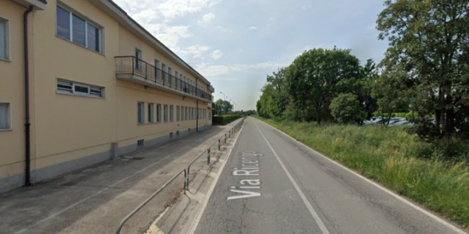 Schiacciato da un carrello in movimento, 38enne ferito al piede: accompagnato in ospedale