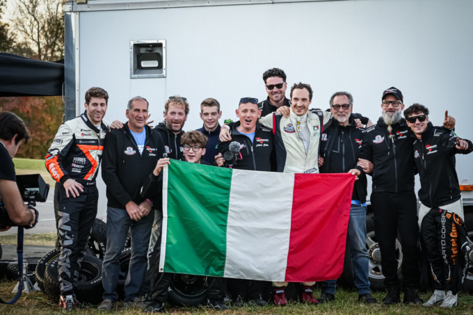 LEGEND CARS WORLD FINALS: Castelletto Circuit e Legend Cars Italia campioni mondiali con Michele Locatelli