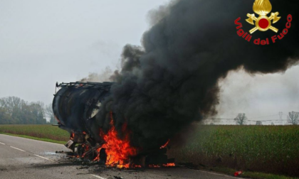 Autocisterna in fiamme, l'intervento dei Vigili del Fuoco per domare l'incendio