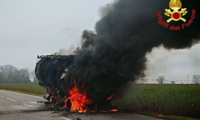 Autocisterna in fiamme, l’intervento dei Vigili del Fuoco per domare l’incendio
